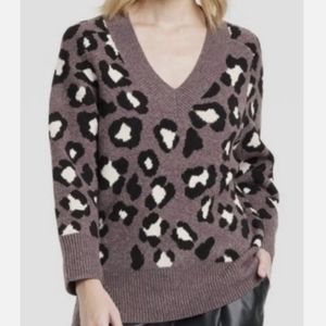 V-neck tunic sweater leopard print